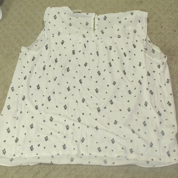 Loft Size M White and Black Patterned Sleeveless Blouse - Picture 2 of 5